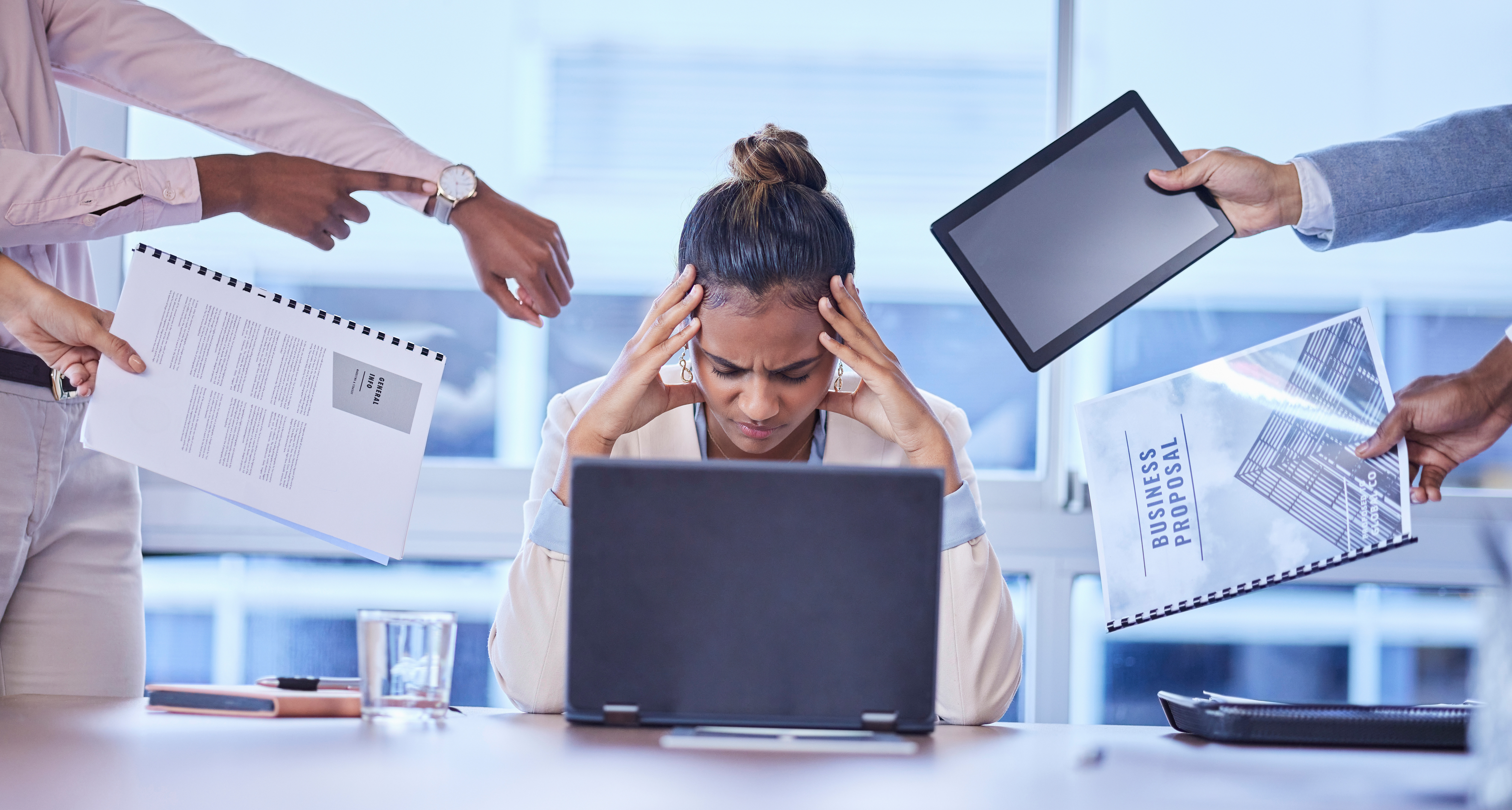 Cansaço, irritação, ganho de peso e insônia: estresse ou desequilíbrio hormonal? Entenda como diferenciar os sintomas e quando buscar avaliação médica.